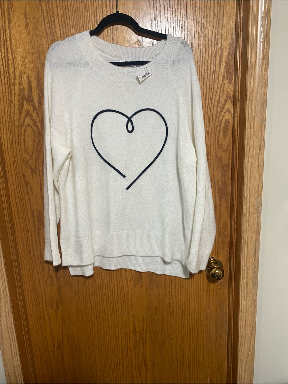 White Heart-Graphic Women's Sweater